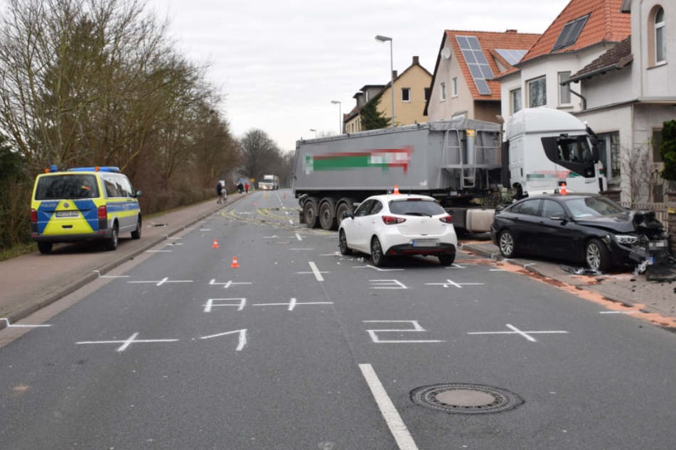 Der Lkw hinterließ ein Bild der Verwüstung.
