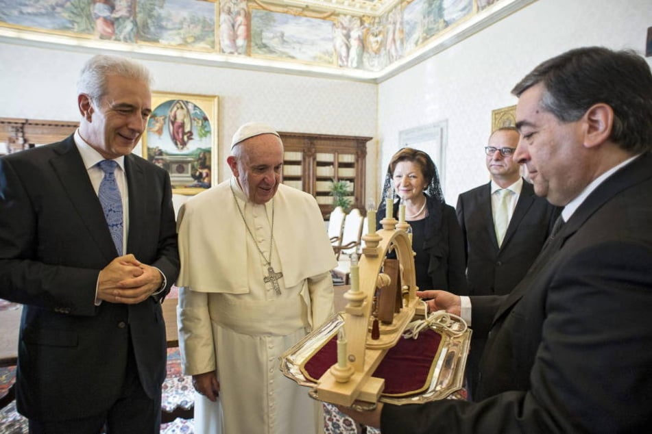Ministerpräsident Tillich hatte dem Papst im vergangenen Jahr einen
Schwibbogen mitgebracht.