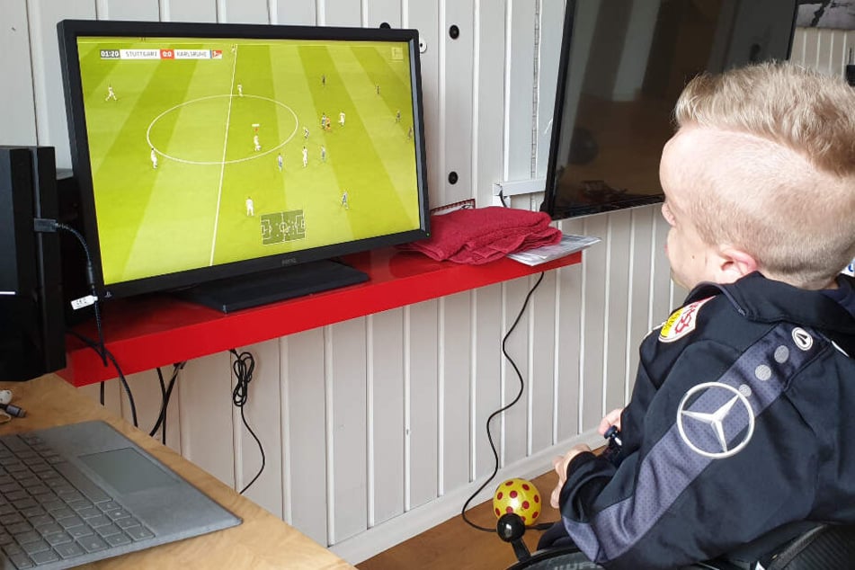Niklas Luginsland spielt ein FIFA-Match auf der PlayStation 4 in seinem Zimmer.