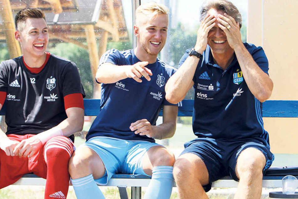 Die Laune ist super: Kevin Tittel, Alexander Dartsch und Trainer Horst Steffen (v.l.) haben viel Spaß.