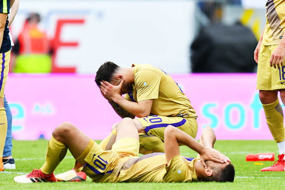 ... Aues Calogero Rizzuto, der den Schuss abgegeben hatte, kann die Entscheidung der Referees nicht fassen und hockt enttäuscht auf dem Rasen.