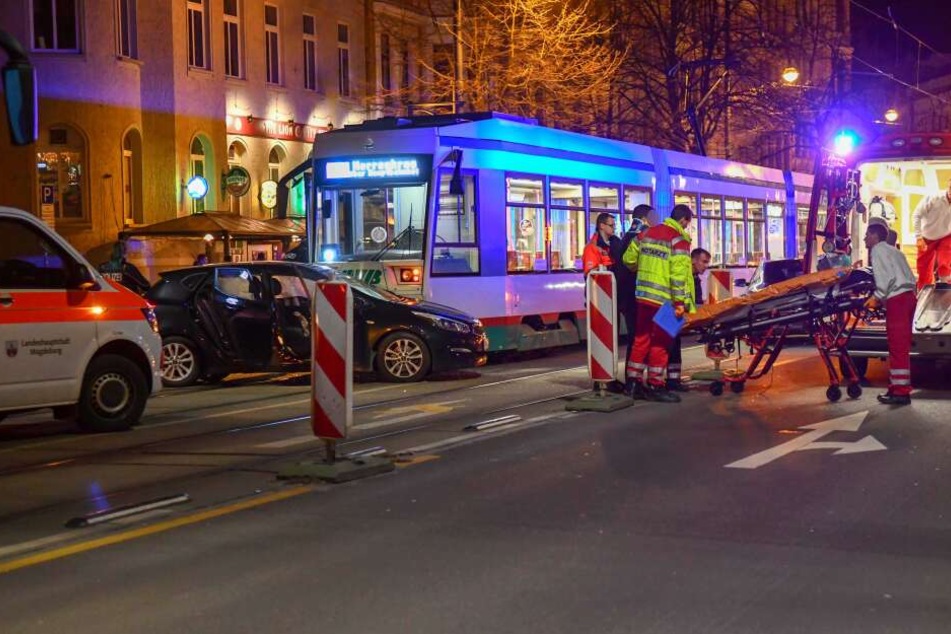 Einer der Verletzten wird in den Rettungswagen gebracht.