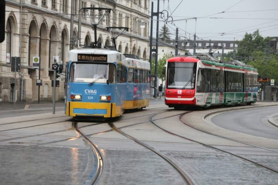Vor dem Bahnhof stauen sich Straßenbahnen.