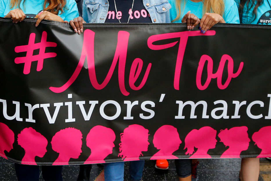Frauen demonstrieren am 12.11.2017 in Los Angeles (Kalifornien, USA) während eines #MeToo-Protestmarsches gegen sexuelle Gewalt und Belästigung.