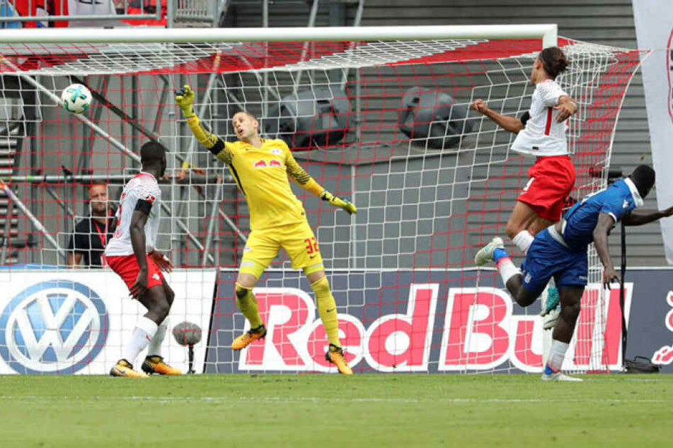 Der Ausgleich für die Gäste: Poulsen kommt zu spät ins Kopfballduell mit Mame Diouf (r.).