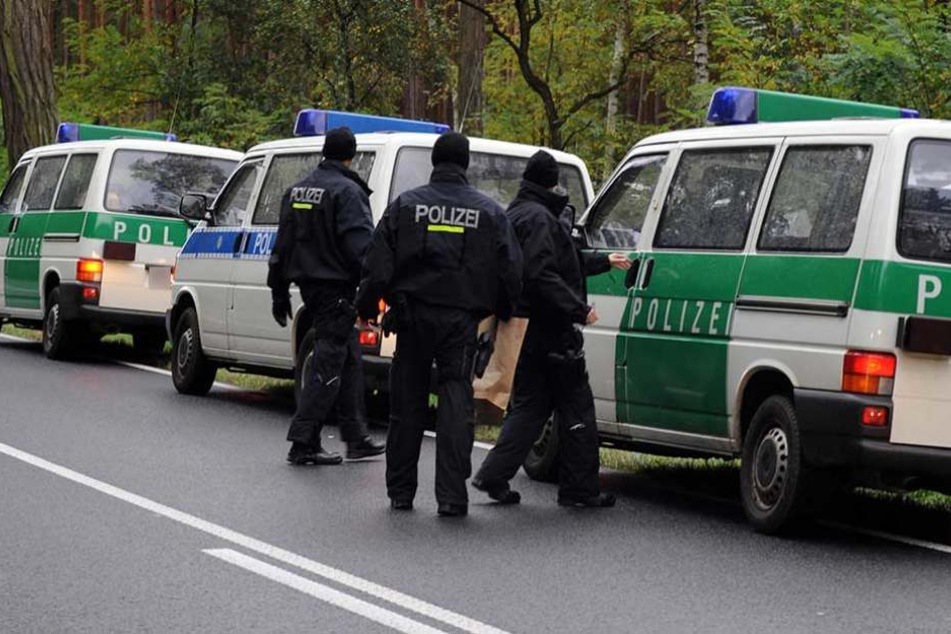 Die Polizei fand Drogen und Bargeld in dem Auto, das sie zuvor verfolgt hatte (Symbolbild).