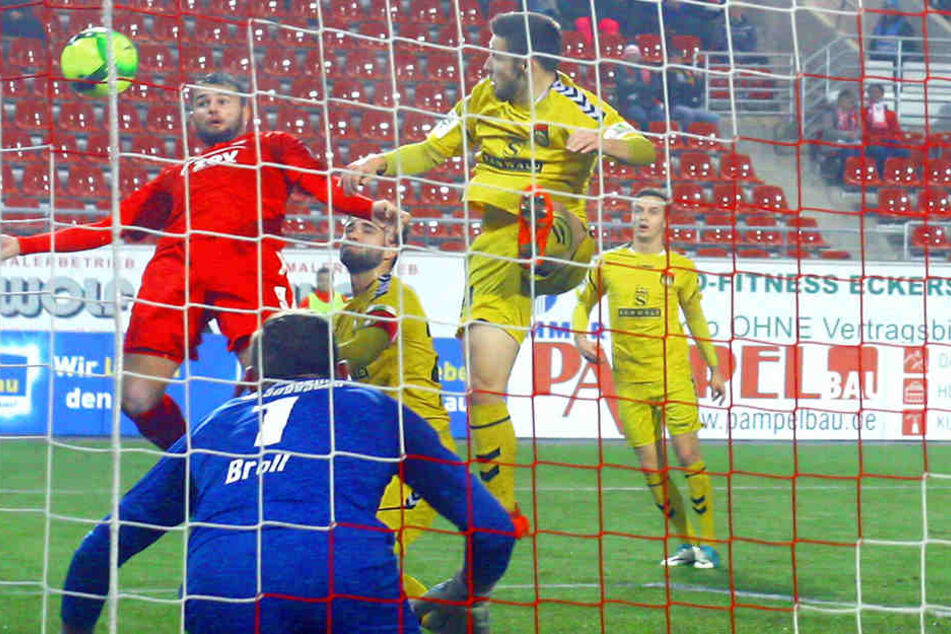 Fast wie sein Idol Mario Gomez! Zwickaus Fabian Eisele (rotes Trikot) kann's auch, trifft hier gegen den Großaspacher Schlussmann Kevin Broll per Kopf.