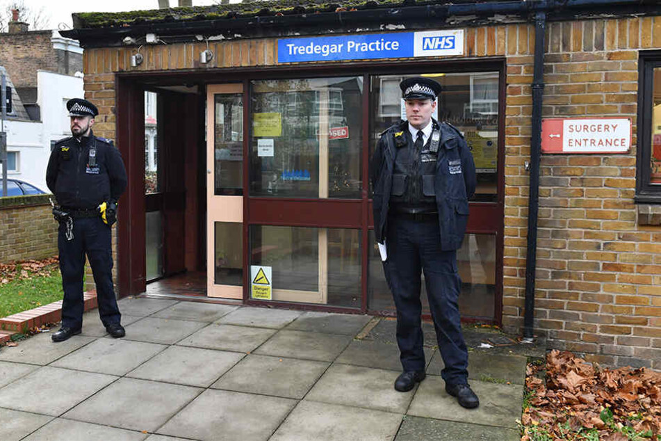 Polizeibeamte stehen am Eingang des betroffenen Gesundheitscenter im Londoner Bezirk Tower Hamlets.