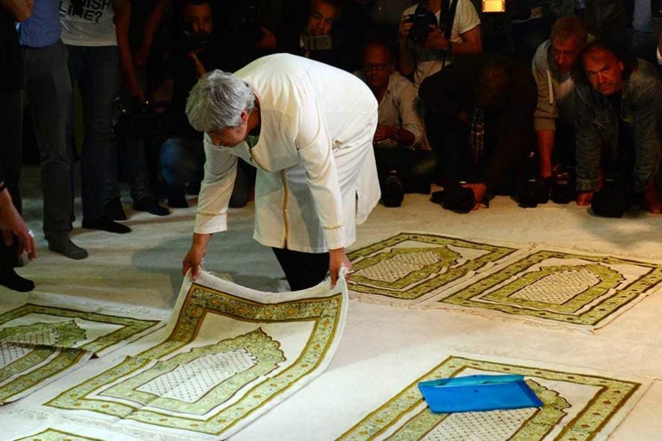 Initiatorin Seyran Ates legt in der liberalen Moschee ihren Gebetsteppich bereit.