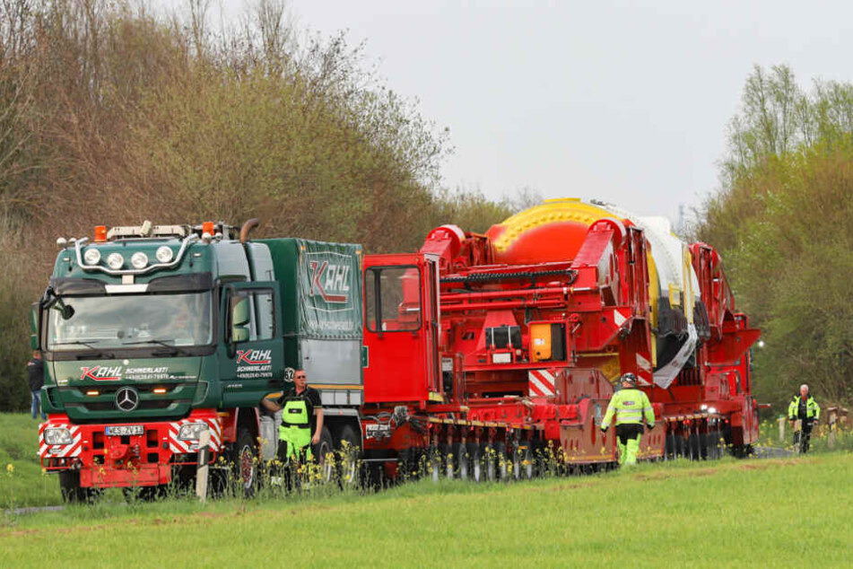 Der Schwerlasttransporter am Samstag auf der L93.