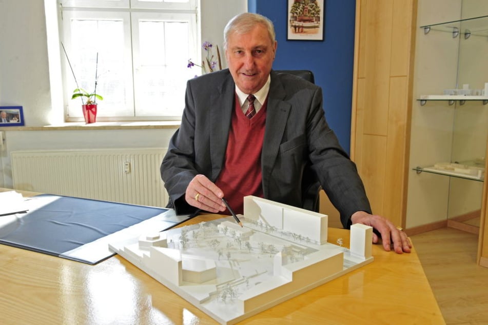 Bauunternehmer Claus Kellnberger (74) hatte extra ein Modell seiner Vision für den Stadthallenpark angefertigt.