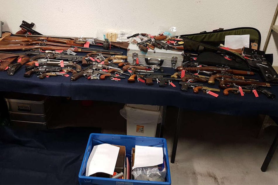 Zahlreiche Waffen fanden die Polizeibeamten in der Wohnung eines 64-Jährigen.