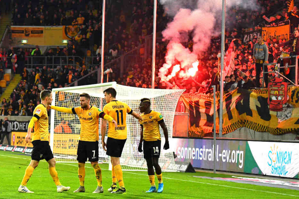 Nach dem Treffer gegen Wehen Wiesbaden flogen Böller in den Strafraum.