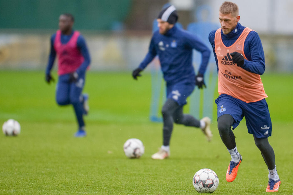 Beim ersten Training nach der Winterpause war Aaron Hunt (rechts) noch am Ball, jetzt fällt er drei Wochen aus.