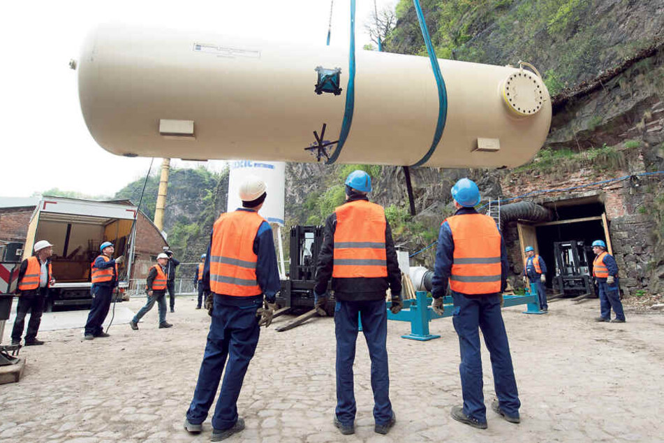 Hier kommt ein Beschleunigertank geflogen! Er gehört zur Anlage, mit der
Vorgänge im Inneren von Sternen erforscht werden sollen.