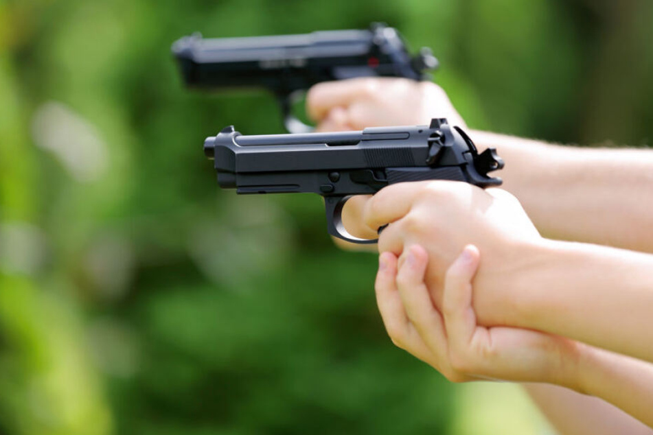 Zeugen hatten zwei bewaffnete Männer in der Frankfurter Hirtenstraße gemeldet (Symbolbild).