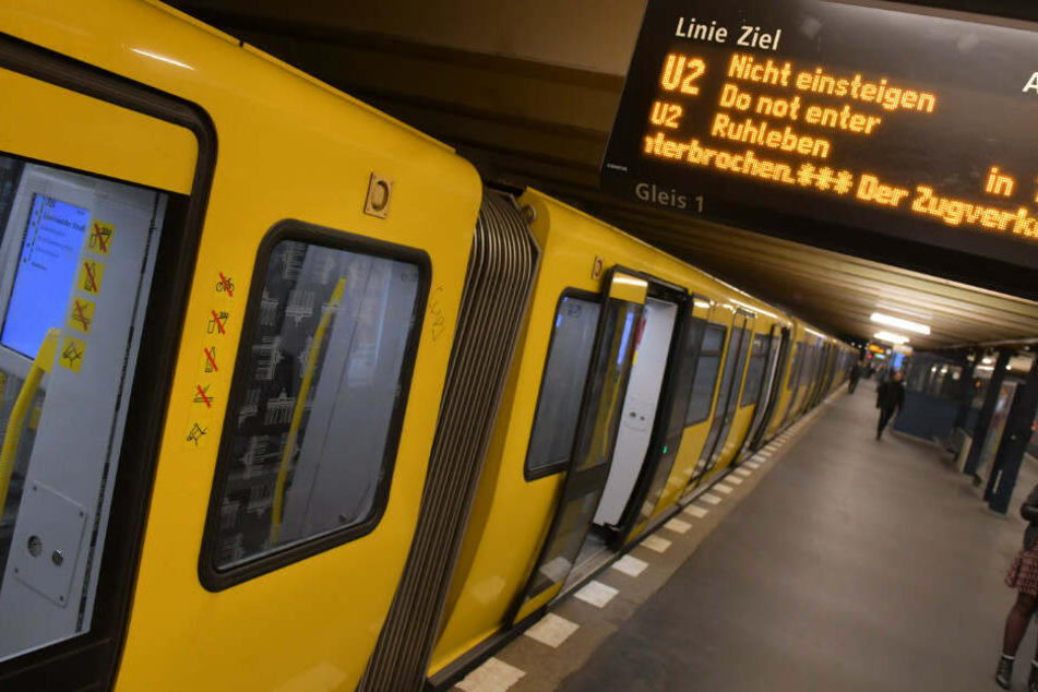 Am U-Bahnhof Osloer Straße ist ein Mann im Gleisbett von einer einfahrenden Bahn erfasst worden. (Symbolbild)