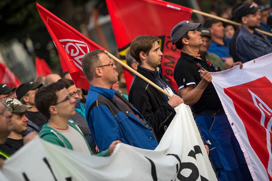 Mehrere hundert Mitarbeiter des Bombardier-Werk Görlitz beim Protest.
