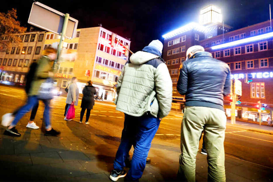 Ein 19-Jähriger musste am Donnerstag ins Krankenhaus gebracht werden, weil ein unbekannter Mann ihn verprügelte. (Symbolbild)
