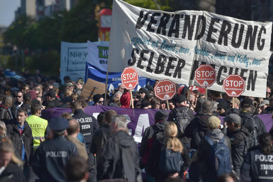 Linke Demonstranten ziehen am 30.04.2017 durch Wedding, um am Vorabend des 1. Mai gegen steigende Mieten und den Stadtumbau zu protestieren