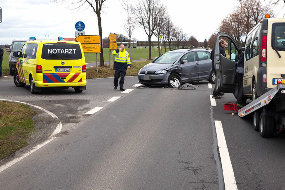 Auf der S100 stießen ein Auto und Taxi miteianander zusammen.