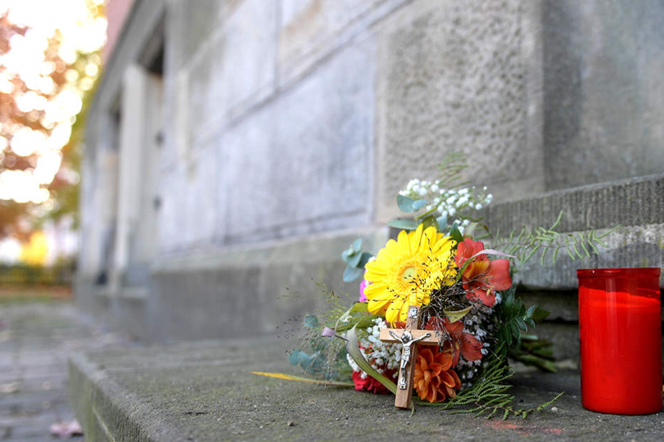 Angehörige des verstorbenen Vierjährigen haben vor dem Amtsgericht Harburg Blumen, ein Kreuz und eine Kerze niedergelegt.