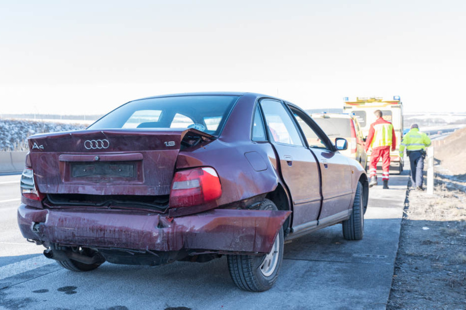 Der Audi wurde so schwer beschädigt, dass er abgeschleppt werden musste.