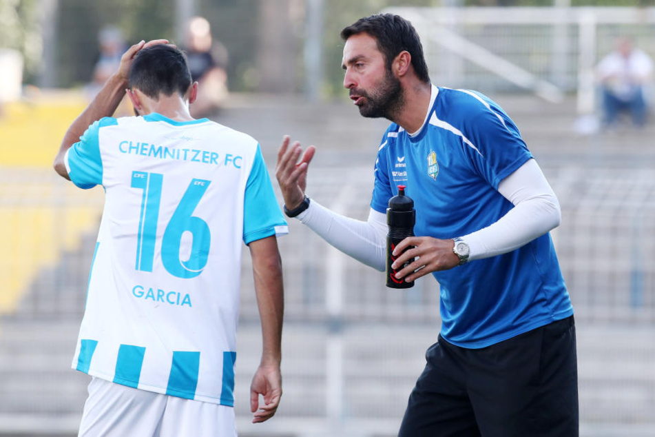 Co-Trainer Sreto Ristic gibt Rafael Garcia Anweisungen.