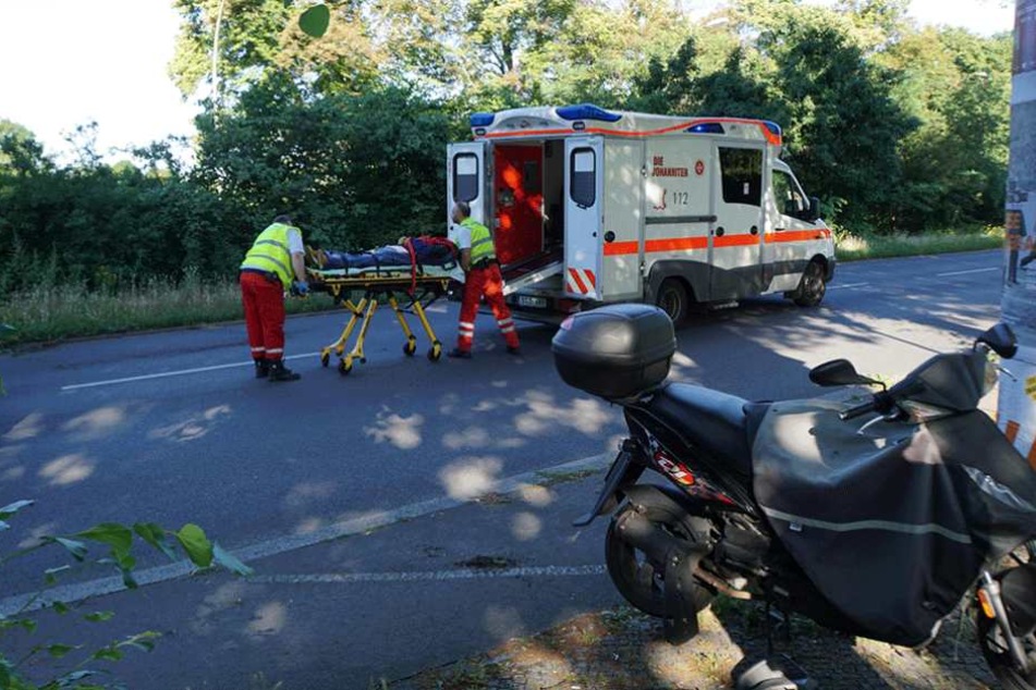 Der verletzte Motorroller-Fahrer wurde mit dem Krankenwagen in die Klinik gebracht.