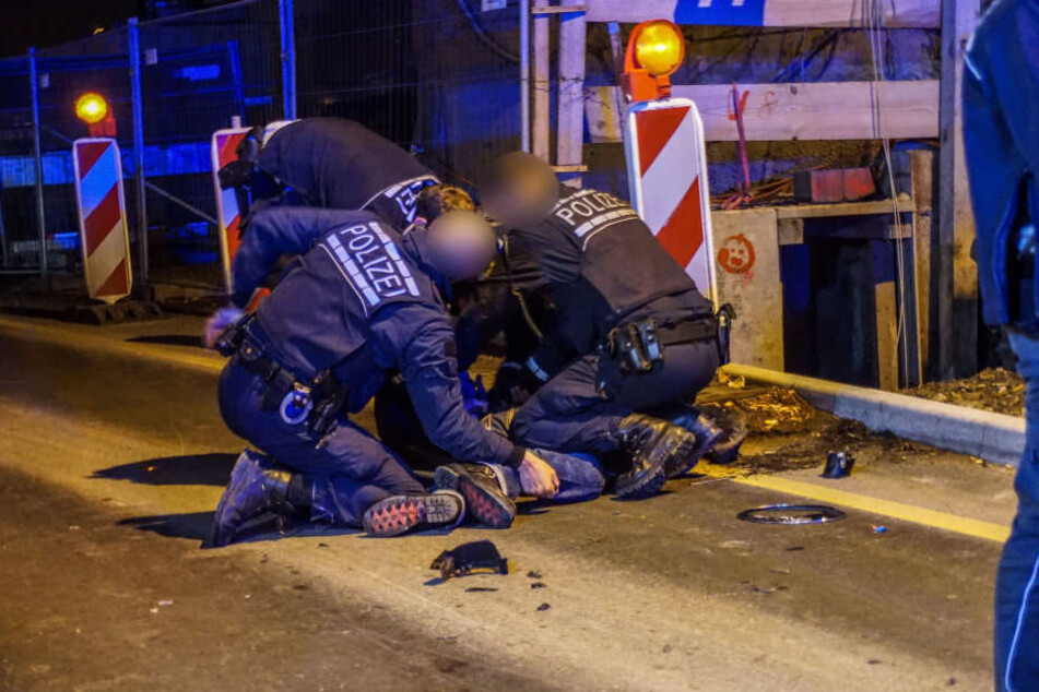 Die Polizisten prügelten auf den Mann ein.