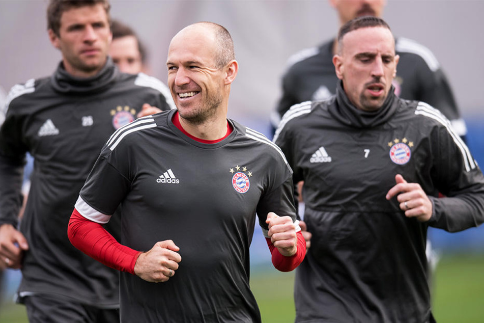 Hat gut lachen: Arjen Robben (vorne linke) kann sich wie sein Mannschaftskollege Franck Ribéry (rechts) über eine Vertragsverlängerung beim FC Bayern München freuen!