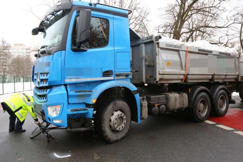 Das Fahrrad wurde unter dem Lkw eingeklemmt.