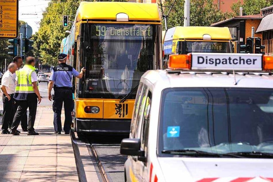 An der Unfallstelle kam es zu Verkehrsbehinderungen. Die Straßenbahn wurde umgeleitet.