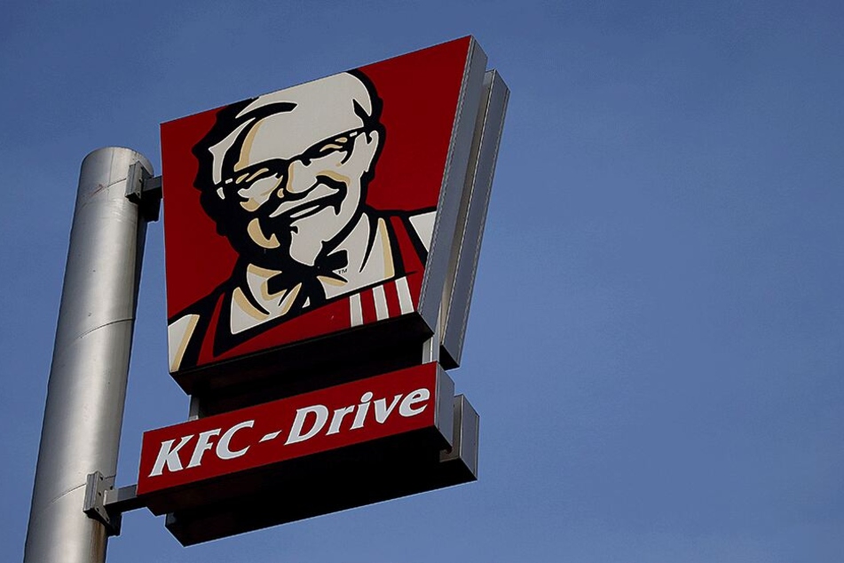 Mehrere KFC-Angestellte glaubten dem angeblichen Qualitätsmanager.