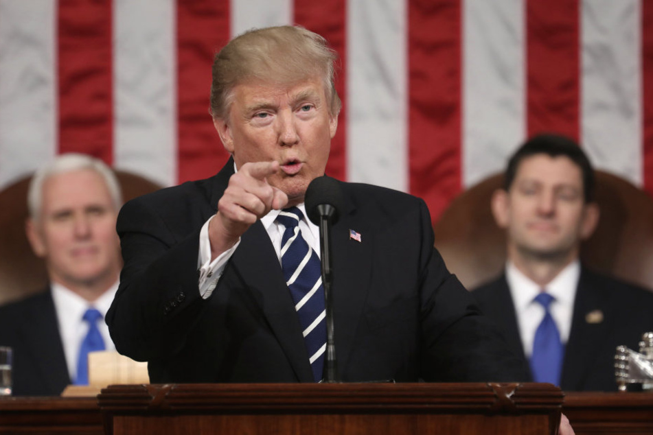 US-Präsident Donald Trump hat sich in seiner Rede vor dem Kongress an die Witwe eines im Jemen getöteten Soldaten gewandt.