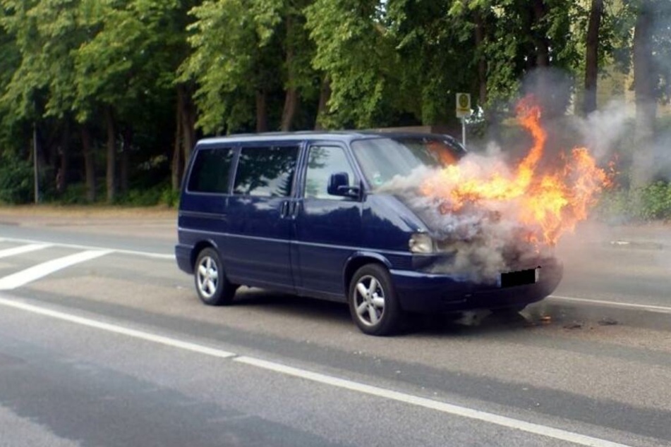 Plötzlich stiegen die Flammen aus dem Motorraum des Multivan empor.