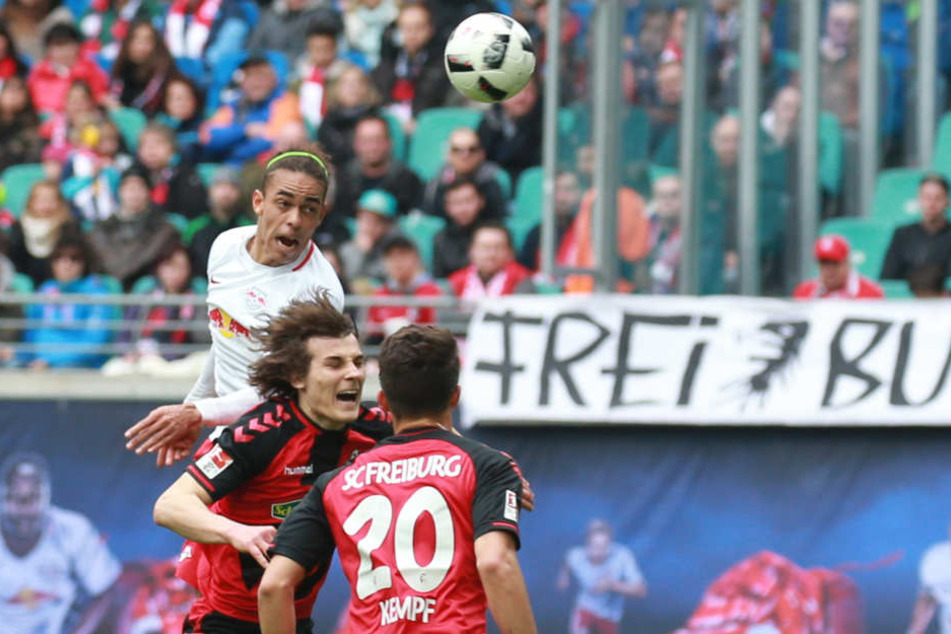 Dosenöffner in der Red Bull Arena: Yussuf Poulsen gewinnt das Kopfballduell gegen Söyüncü und trifft zum 1:0.