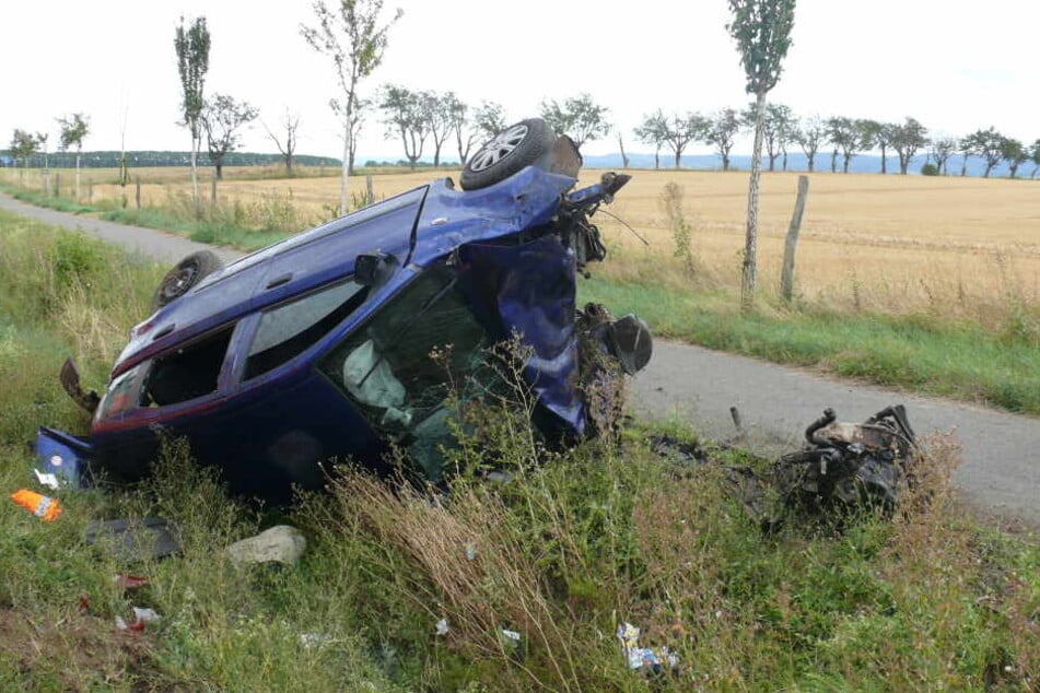 Auf dieser schmalen Kreisstraße kam der Fiat von der Fahrbahn ab und überschlug sich. Der Fahrer konnte sich wie durch ein Wunder selbstständig befreien.