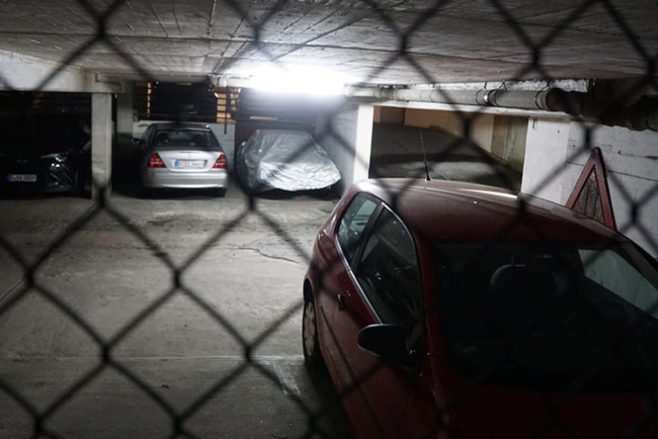 Die Tiefgarage befindet sich unter einer Moschee. Ob es einem Zusammenhang zu der Einrichtung und dem Fund gibt, wird derzeit untersucht.