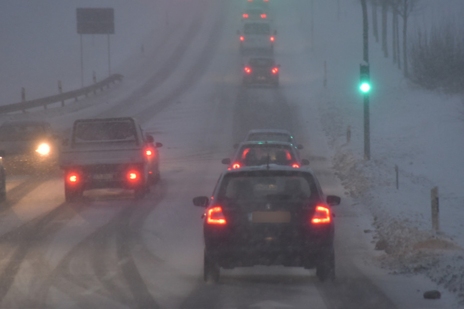 Am späten Mittwochnachmittag sorgten Schnee und Sturmboen für verstopfte Straßen im Erzgebirge.