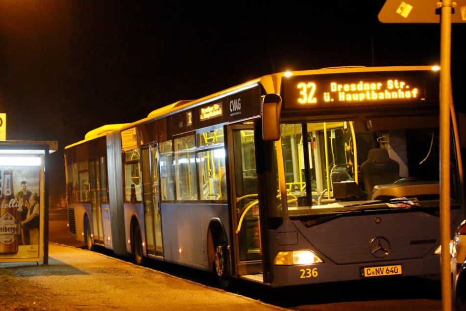 Ein Busfahrer wurde an der Endhaltestelle in Hilbersdorf überfallen. (Archivfoto)