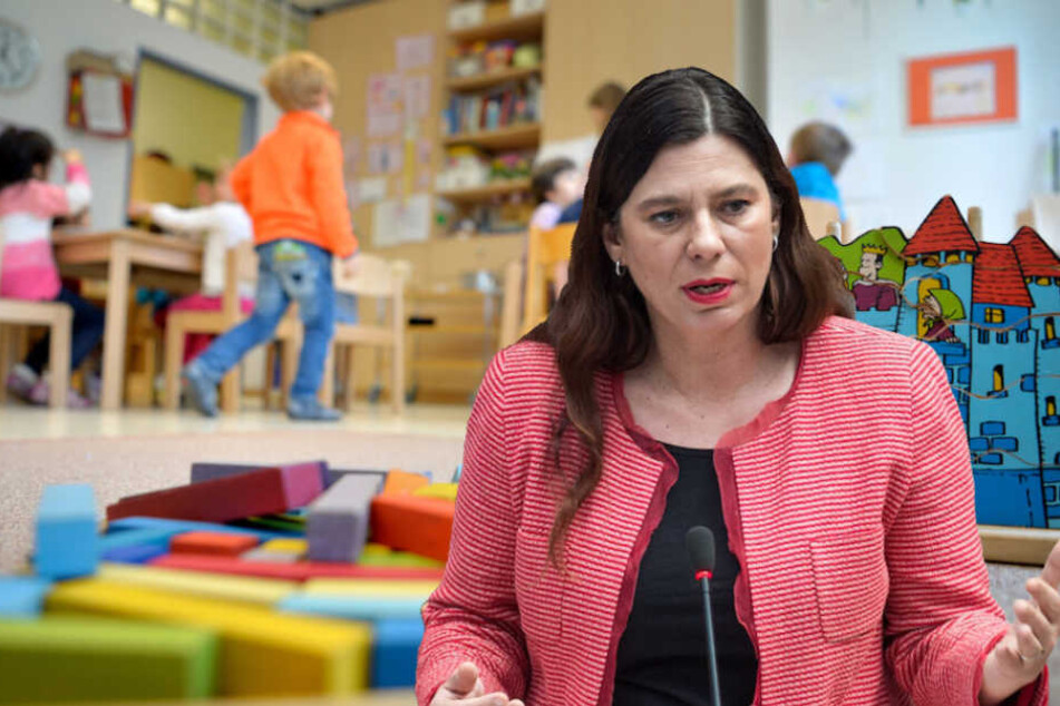 Als Bildungssenatorin kümmert sich Sandra Scheeres (48, SPD) auch um die Berliner Kitas. (Bildmontage)