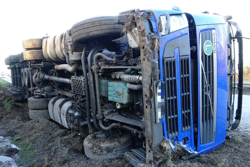 Auf der A14 ist am Montagmorgen ein Lkw umgekippt.