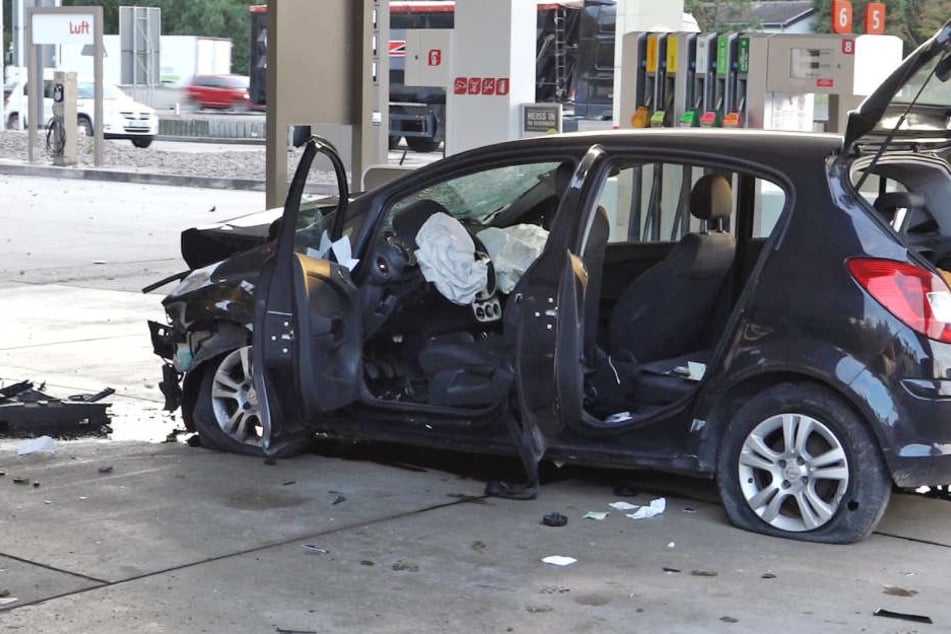 Das Auto krachte voll in die Tankstelle auf der A67.