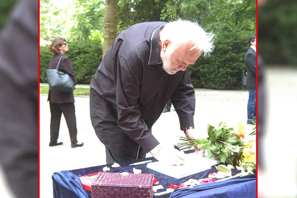 Entertainer Gunther Emmerlich (73) schreibt sich auf der Trauerfeier für Autor Thomas Herrmann ins Kondolenzbuch ein.