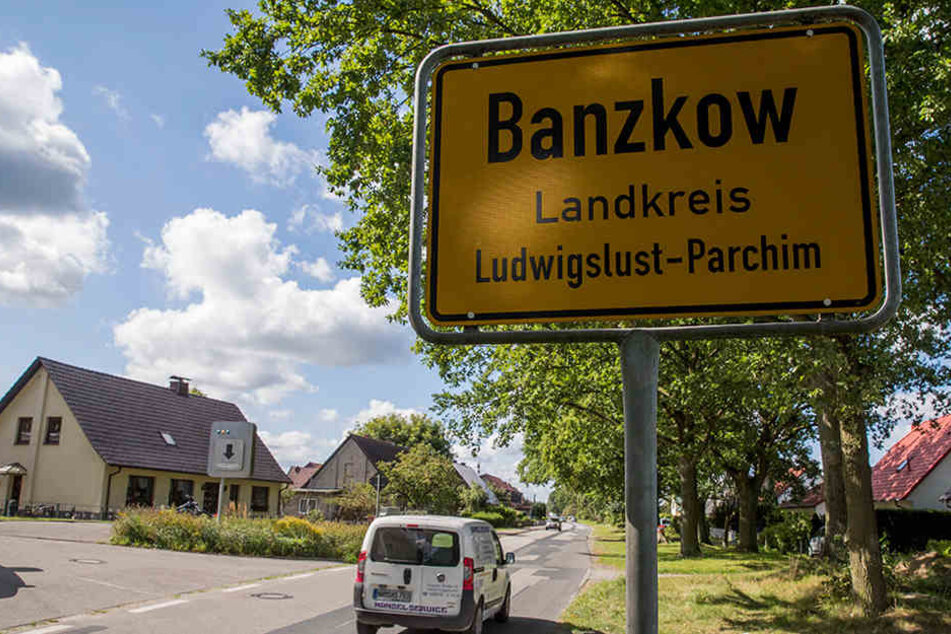 Beamte des BKA und der Bundespolizei durchsuchen Wohnungen und Geschäftsräume in mehreren Orten in Mecklenburg-Vorpommern. Es besteht der Verdacht der Vorbereitung einer staatsgefährdenden Gewalttat.