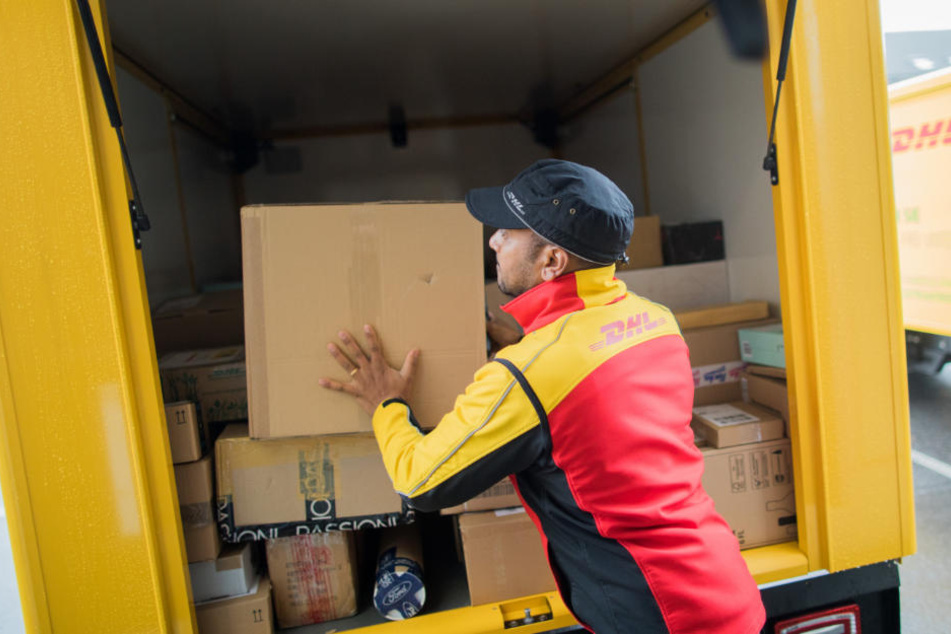 Als ein Paketzusteller mehrere Päckchen in ein Haus brachte, setzte sich eine unbekannte Person ans Steuer und fuhr los. (Symbolbild)