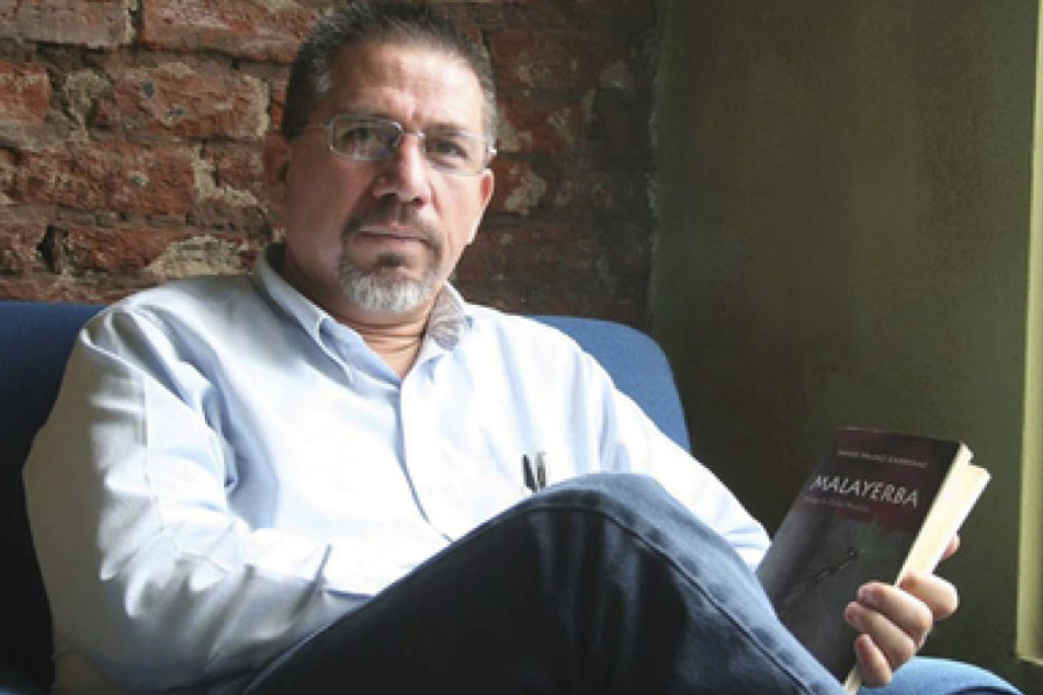 Auf der von Riodoce veröffentlichten undatierten Aufnahme sitzt der mexikanische Journalist Javier Valdez an einem unbekannten Ort.