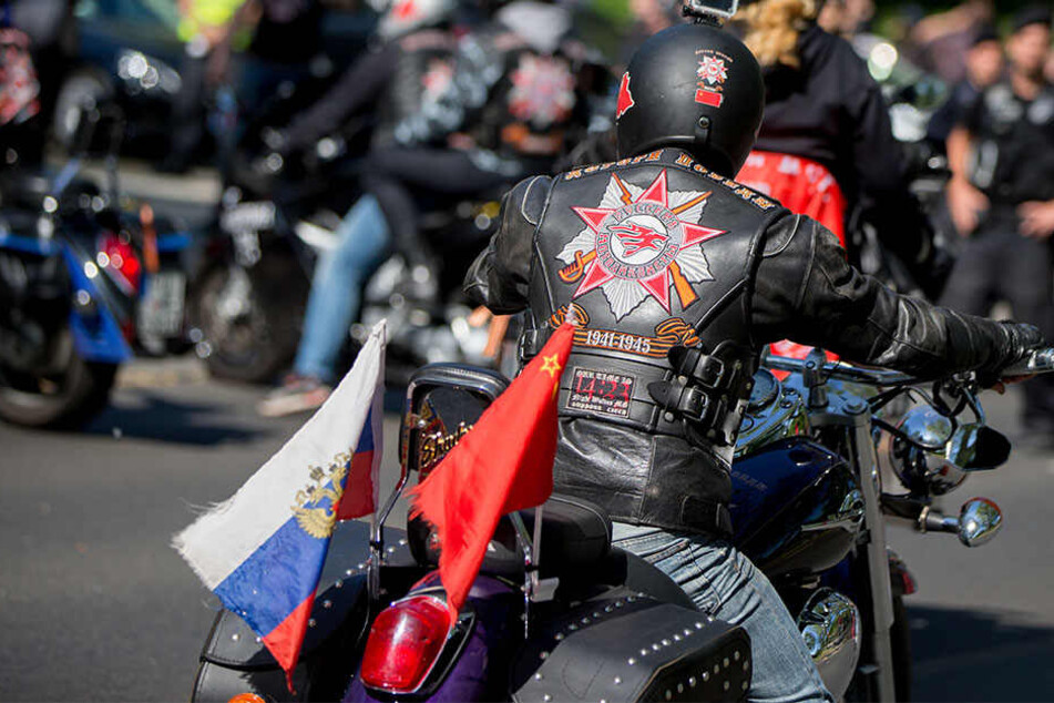 Auch dieses Jahr werden Mitglieder des russischen Motorradclubs "Nachtwölfe" und Anhänger von ausländischen Ablegern wie hier 2016 in Berlin am Sowjetischen Ehrenmal in Treptow ankommen.