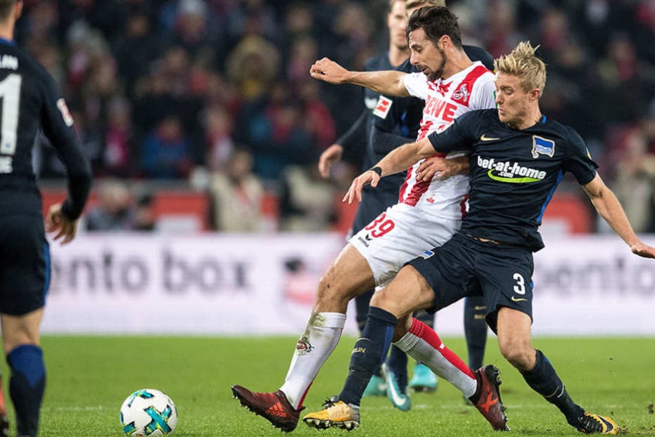 Kölns Claudio Pizzaro (l) und Herthas Per Ciljan Skjelbred kämpfen um den Ball.